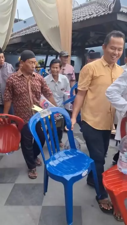 hajatan di Cirebon suvenirnya kursi plastik © TikTok