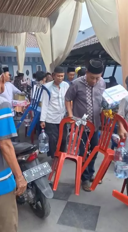 hajatan di Cirebon suvenirnya kursi plastik © TikTok