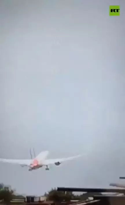 Pesawat Air India jatuh saat lepas landas © 2025 X Pesawat Air India jatuh saat lepas landas © 2025 X