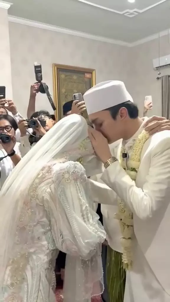 Gus Azmi menikahi Khansa Mariska © 2025 TikTok