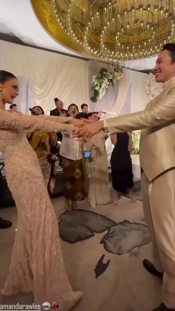 Resepsi Amanda Rawles dan Adriel Susanteo di Indonesia © 2025 brilio.net Resepsi Amanda Rawles dan Adriel Susanteo di Indonesia © 2025 brilio.net