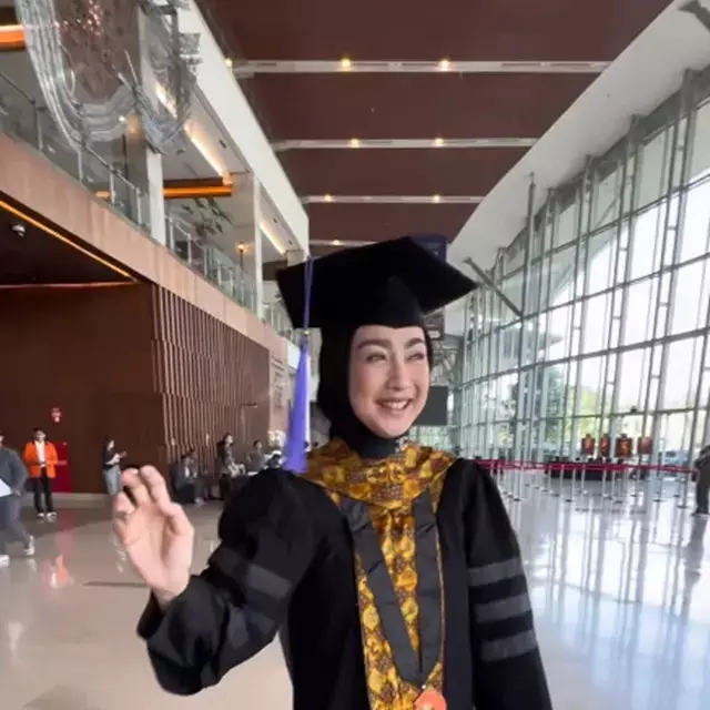 5 Potret bahagia Desy Ratnasari saat wisuda S3, resmi bergelar Doktor Psikologi