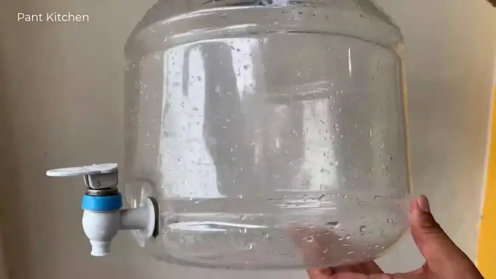 cara bersihkan dispenser berlumut pakai 2 bahan © 2023 brilio.net