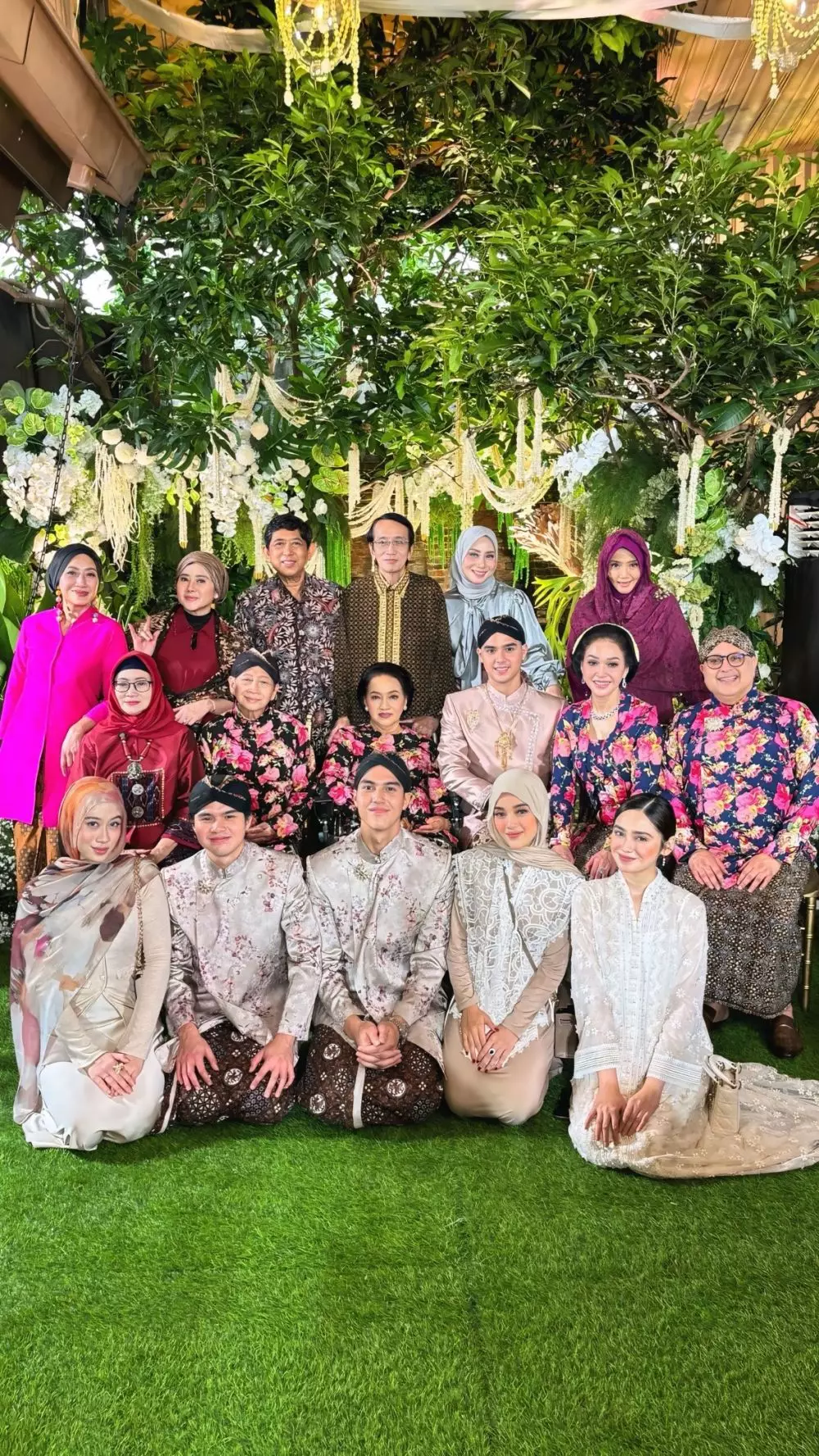 momen Al Ghazali sungkem ke Maia Estianty © 2025 brilio.net momen Al Ghazali sungkem ke Maia Estianty © 2025 brilio.net