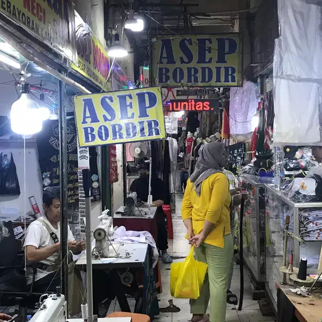 Penemuan bocah di Pasar Kebayoran Lama, ditelantarkan dalam kondisi kurus dan penuh luka oleh ayahnya