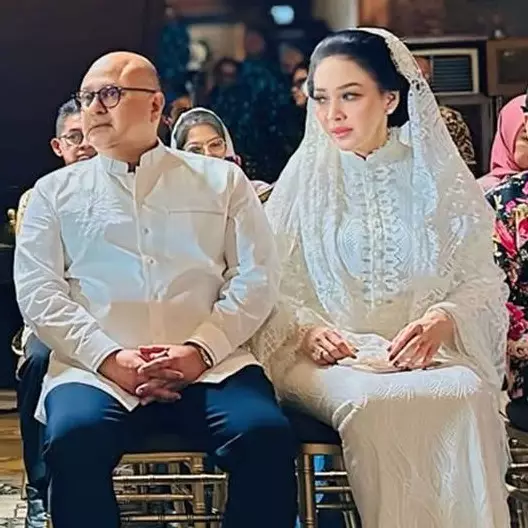 Momen Maia Estianty dan Mulan Jameela bersalaman di siraman Al Ghazali, saling lempar senyum