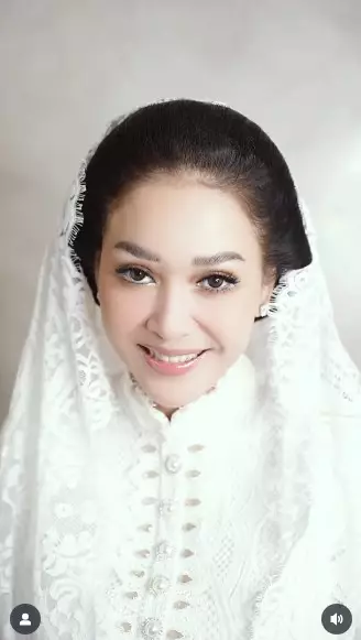 Maia Estianty di pengajian dan siraman Al © Instagram Maia Estianty di pengajian dan siraman Al © Instagram