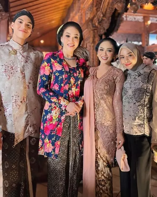 Maia Estianty di pengajian dan siraman Al © Instagram Maia Estianty di pengajian dan siraman Al © Instagram