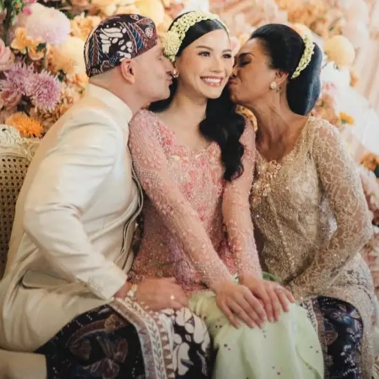 Harganya ditaksir capai puluhan juta, 9 potret suvenir bridesmaid Alyssa Daguise ini bikin mupeng