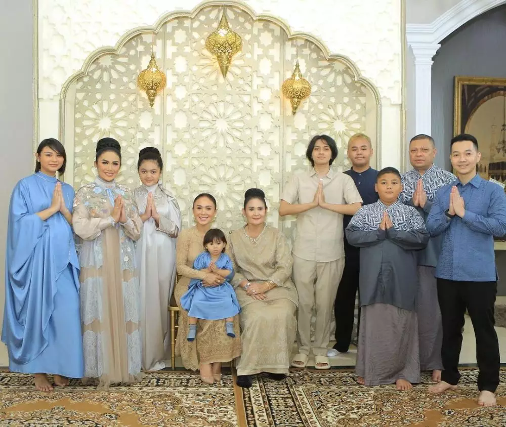 wanita imut berkebaya ini ternyata ibu dua diva © berbagai sumber