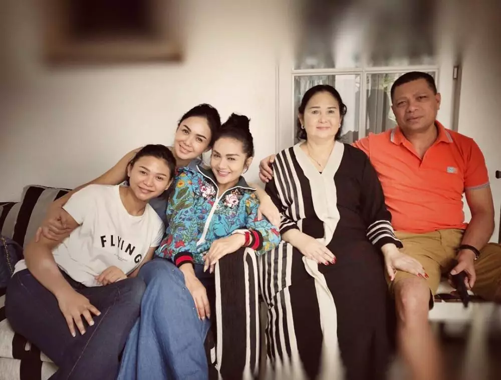 wanita imut berkebaya ini ternyata ibu dua diva © berbagai sumber