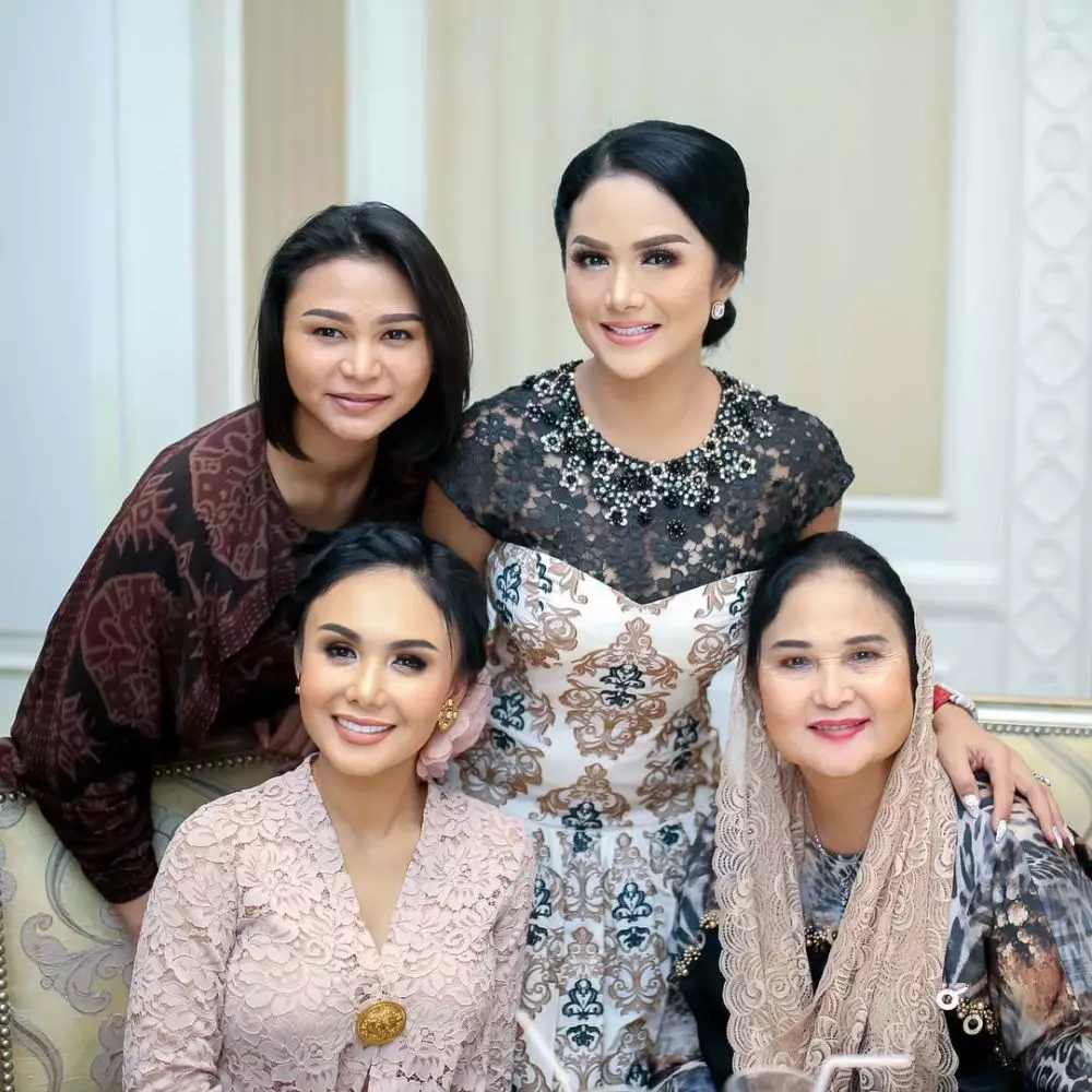wanita imut berkebaya ini ternyata ibu dua diva © berbagai sumber
