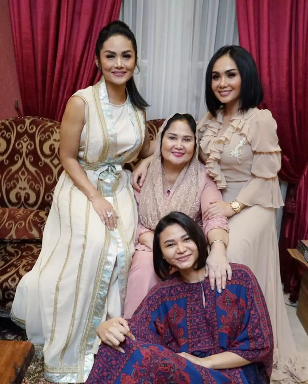 wanita imut berkebaya ini ternyata ibu dua diva © berbagai sumber
