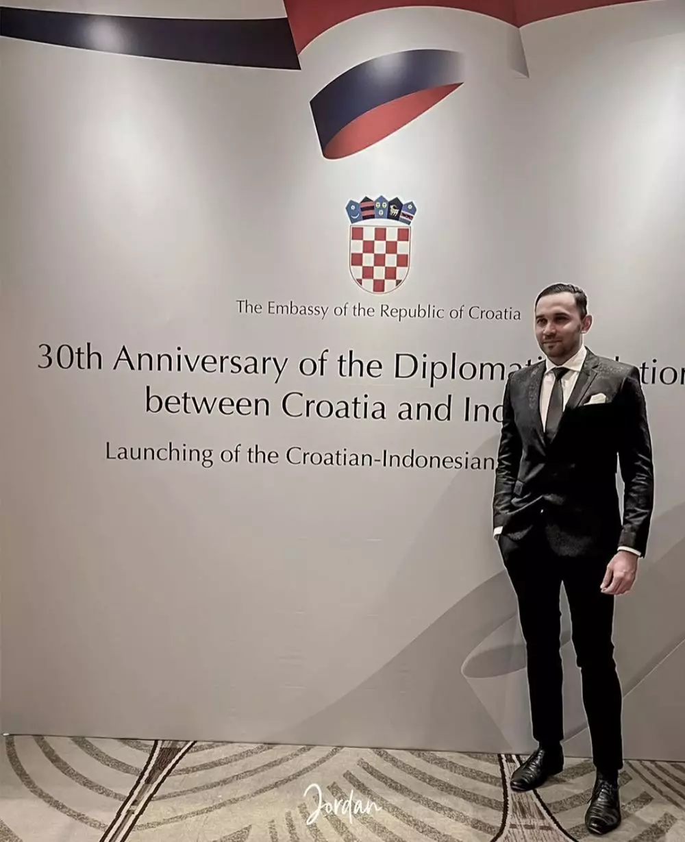 Potret terbaru Teuku Zacky © 2023 brilio.net Potret terbaru Teuku Zacky © 2023 brilio.net