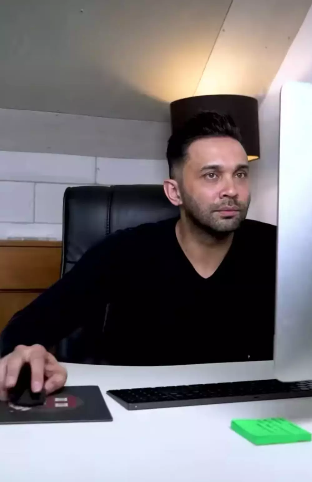 Potret terbaru Teuku Zacky © 2023 brilio.net Potret terbaru Teuku Zacky © 2023 brilio.net