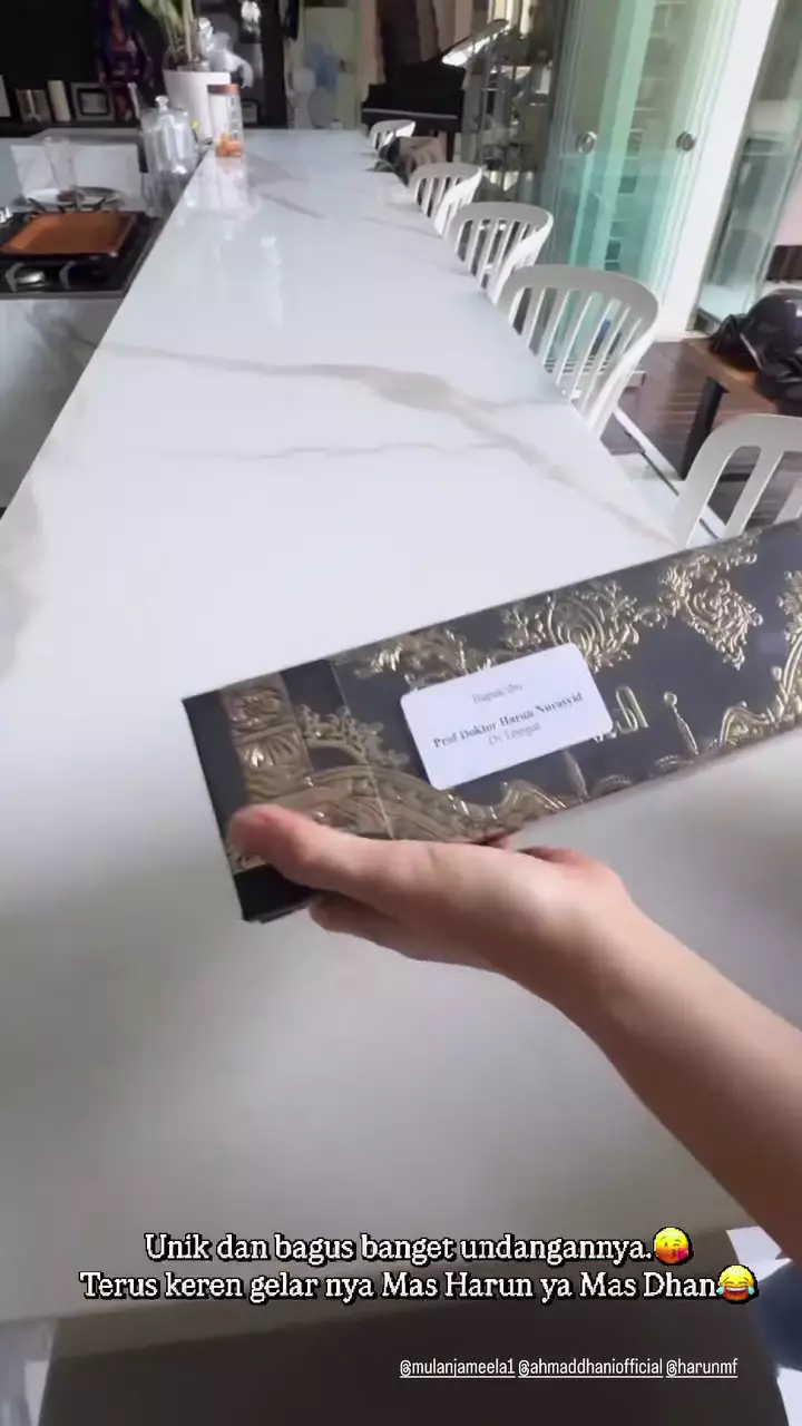 Desain undangan ngunduh mantu Al Ghazali Alyssa Daguise © 2025 Instagram Desain undangan ngunduh mantu Al Ghazali Alyssa Daguise © 2025 Instagram
