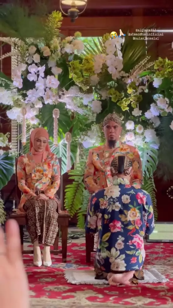 momen Al Ghazali sungkem ke Maia Estianty © 2025 brilio.net