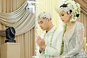 8 Potret detail gaya Alyssa Daguise pakai kebaya Sunda saat akad nikah, pesonanya bikin pangling 