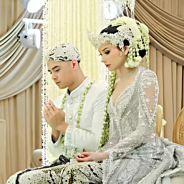 8 Potret detail gaya Alyssa Daguise pakai kebaya Sunda saat akad nikah, pesonanya bikin pangling 
