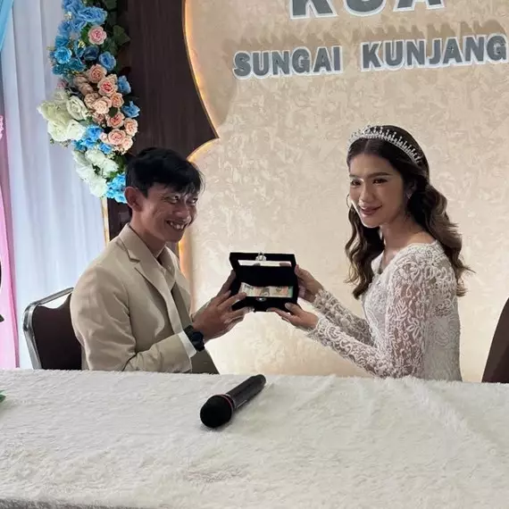 Hanya digelar sederhana di KUA, ini 9 potret akad nikah Yono Bakrie dan Vini Caroline