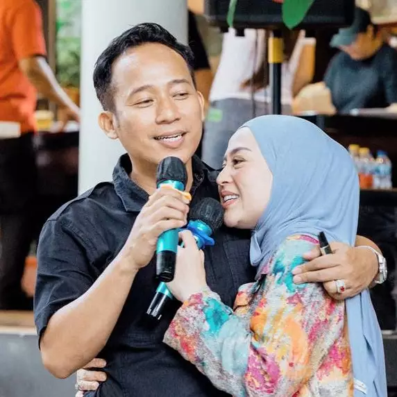 Potret lawas 13 komedian Indonesia saat menikah, Denny Cagur sudah 19 tahun bersama dengan sang istri