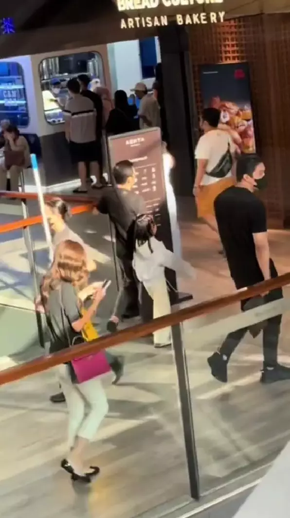Sarwendah terciduk dirangkul mesra Giorgio © TikTok Sarwendah terciduk dirangkul mesra Giorgio © TikTok