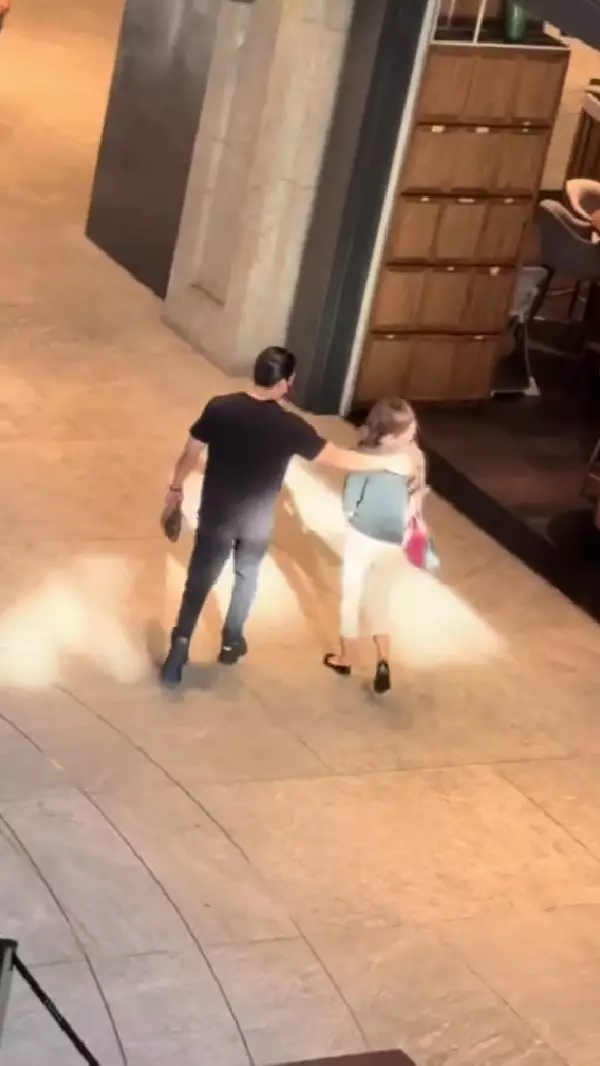 Sarwendah terciduk dirangkul mesra Giorgio © TikTok Sarwendah terciduk dirangkul mesra Giorgio © TikTok