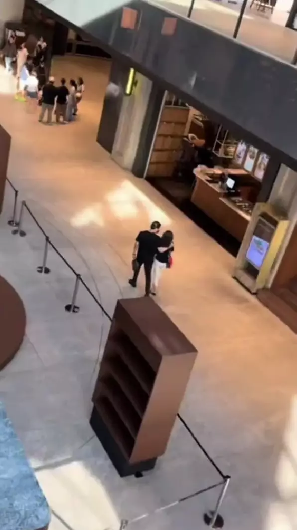 Sarwendah terciduk dirangkul mesra Giorgio © TikTok Sarwendah terciduk dirangkul mesra Giorgio © TikTok