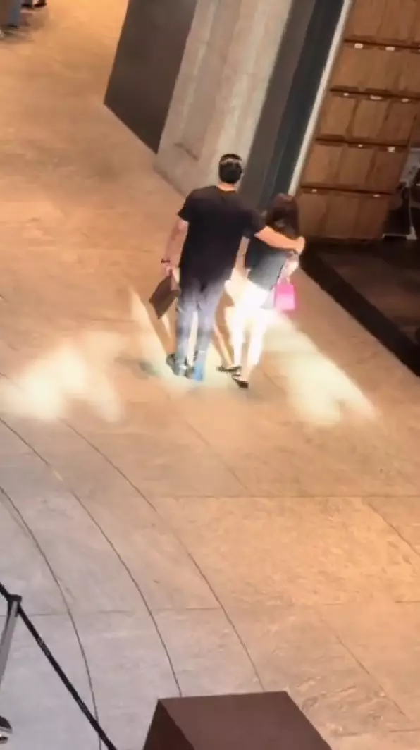Sarwendah terciduk dirangkul mesra Giorgio © TikTok Sarwendah terciduk dirangkul mesra Giorgio © TikTok