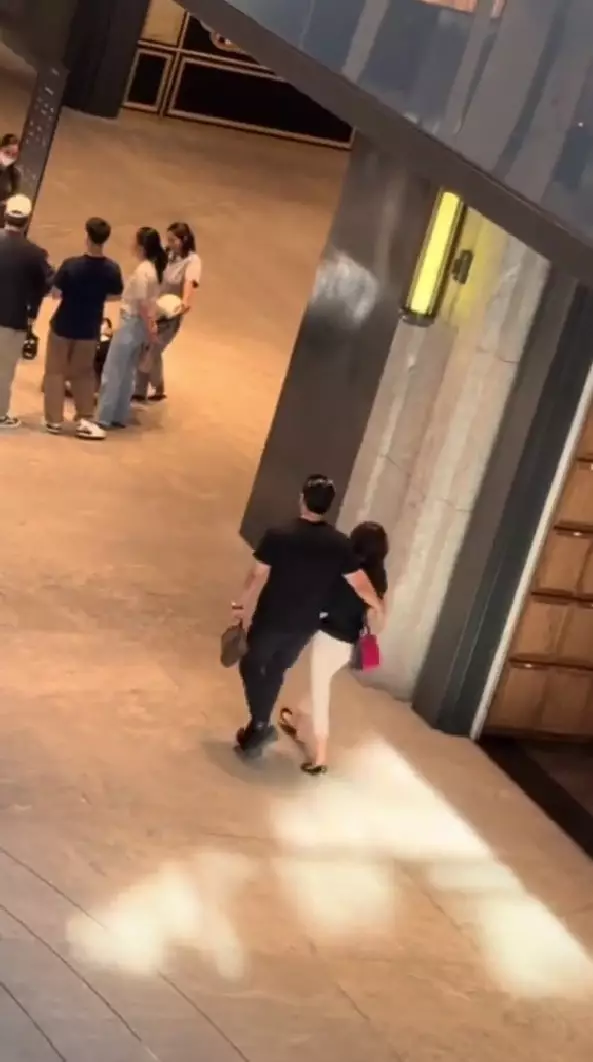 Sarwendah terciduk dirangkul mesra Giorgio © TikTok Sarwendah terciduk dirangkul mesra Giorgio © TikTok