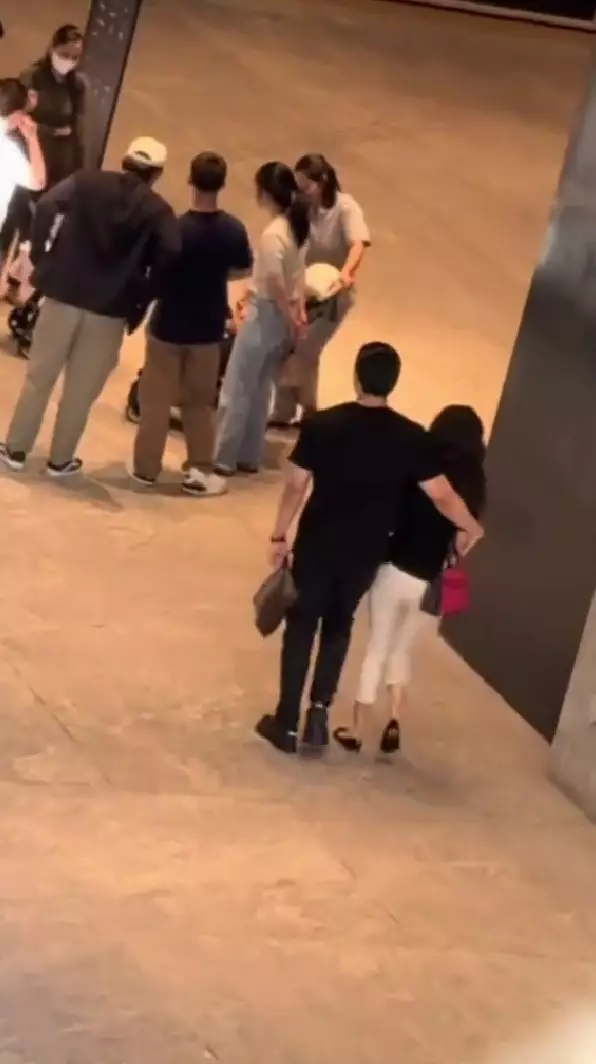 Sarwendah terciduk dirangkul mesra Giorgio © TikTok Sarwendah terciduk dirangkul mesra Giorgio © TikTok