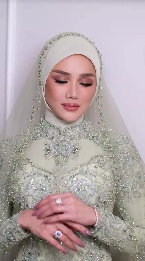 Mulan Jameela pakai cincin blue sapphire © TikTok Mulan Jameela pakai cincin blue sapphire © TikTok