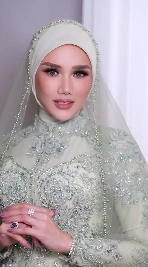 Mulan Jameela pakai cincin blue sapphire © TikTok Mulan Jameela pakai cincin blue sapphire © TikTok