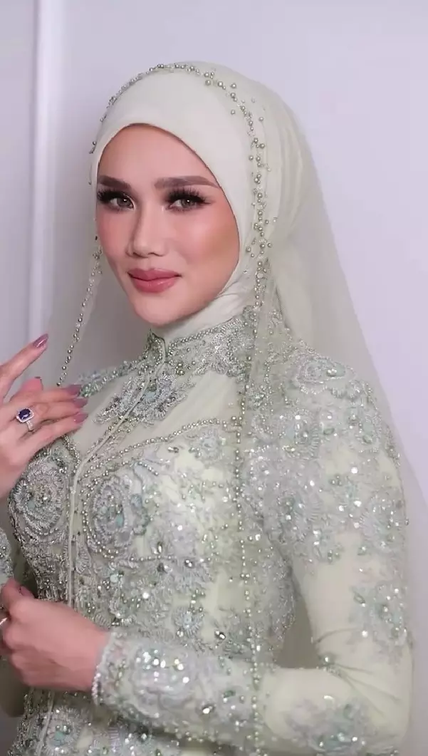 Mulan Jameela pakai cincin blue sapphire © TikTok Mulan Jameela pakai cincin blue sapphire © TikTok