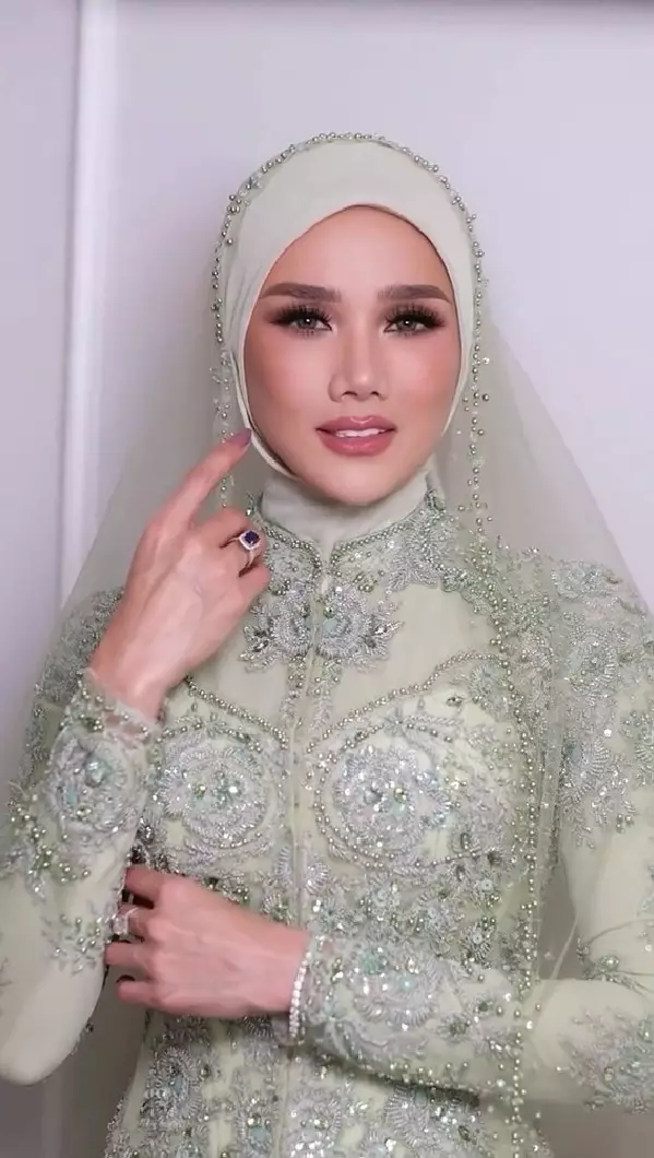 Mulan Jameela pakai cincin blue sapphire © TikTok Mulan Jameela pakai cincin blue sapphire © TikTok