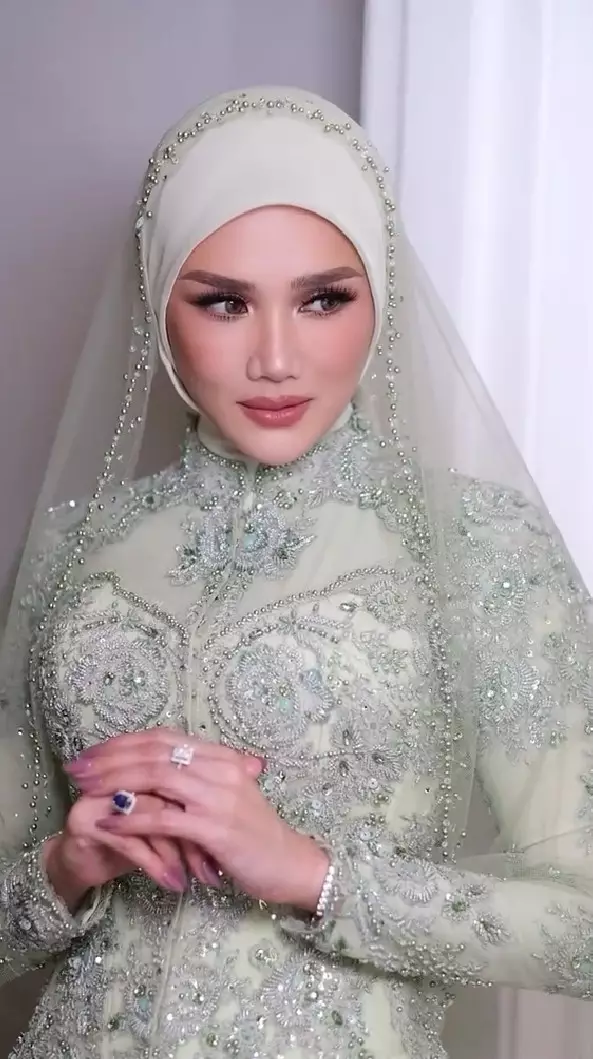 Mulan Jameela pakai cincin blue sapphire © TikTok Mulan Jameela pakai cincin blue sapphire © TikTok