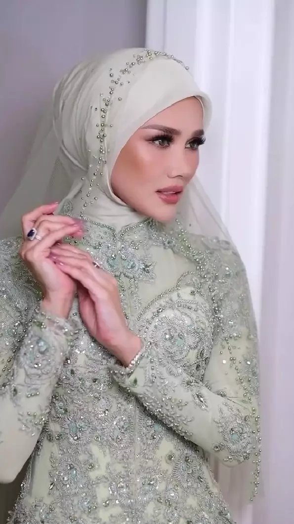 Mulan Jameela pakai cincin blue sapphire © TikTok Mulan Jameela pakai cincin blue sapphire © TikTok