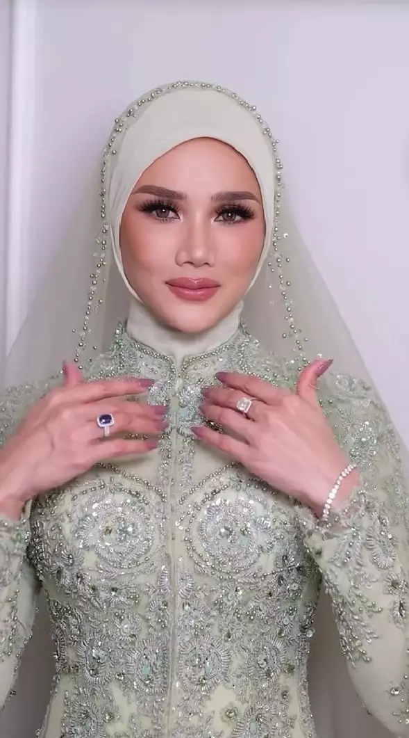 Mulan Jameela pakai cincin blue sapphire © TikTok Mulan Jameela pakai cincin blue sapphire © TikTok