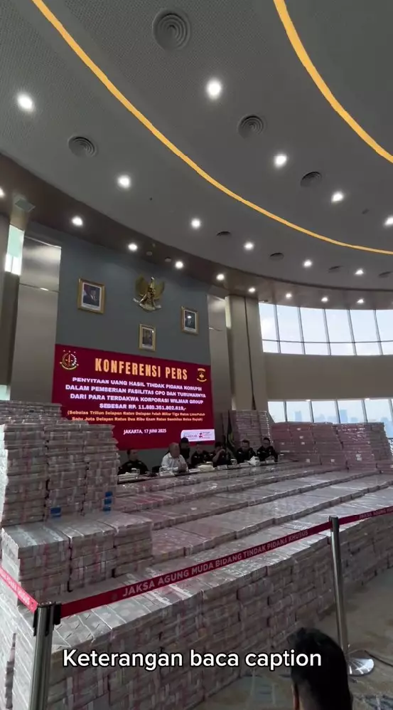 gunung uang Rp11,8 T disita Kejagung © TikTok