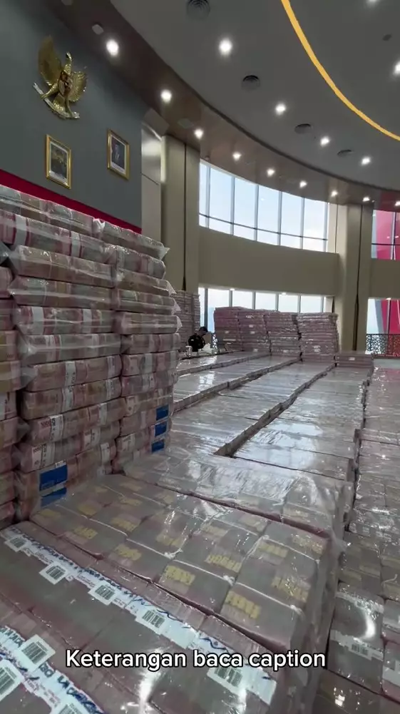 gunung uang Rp11,8 T disita Kejagung © TikTok