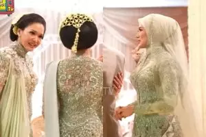 Mulan Jameela kembali ajak salaman Maia Estianty usai akad Al, ekspresi istri Irwan Mussry disorot