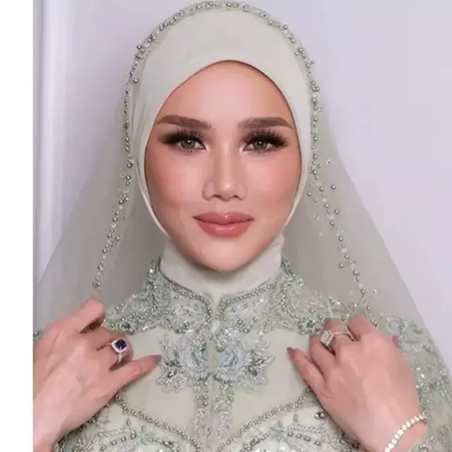 5 Potret Mulan Jameela pakai cincin blue sapphire, pesona mewah di setiap momen