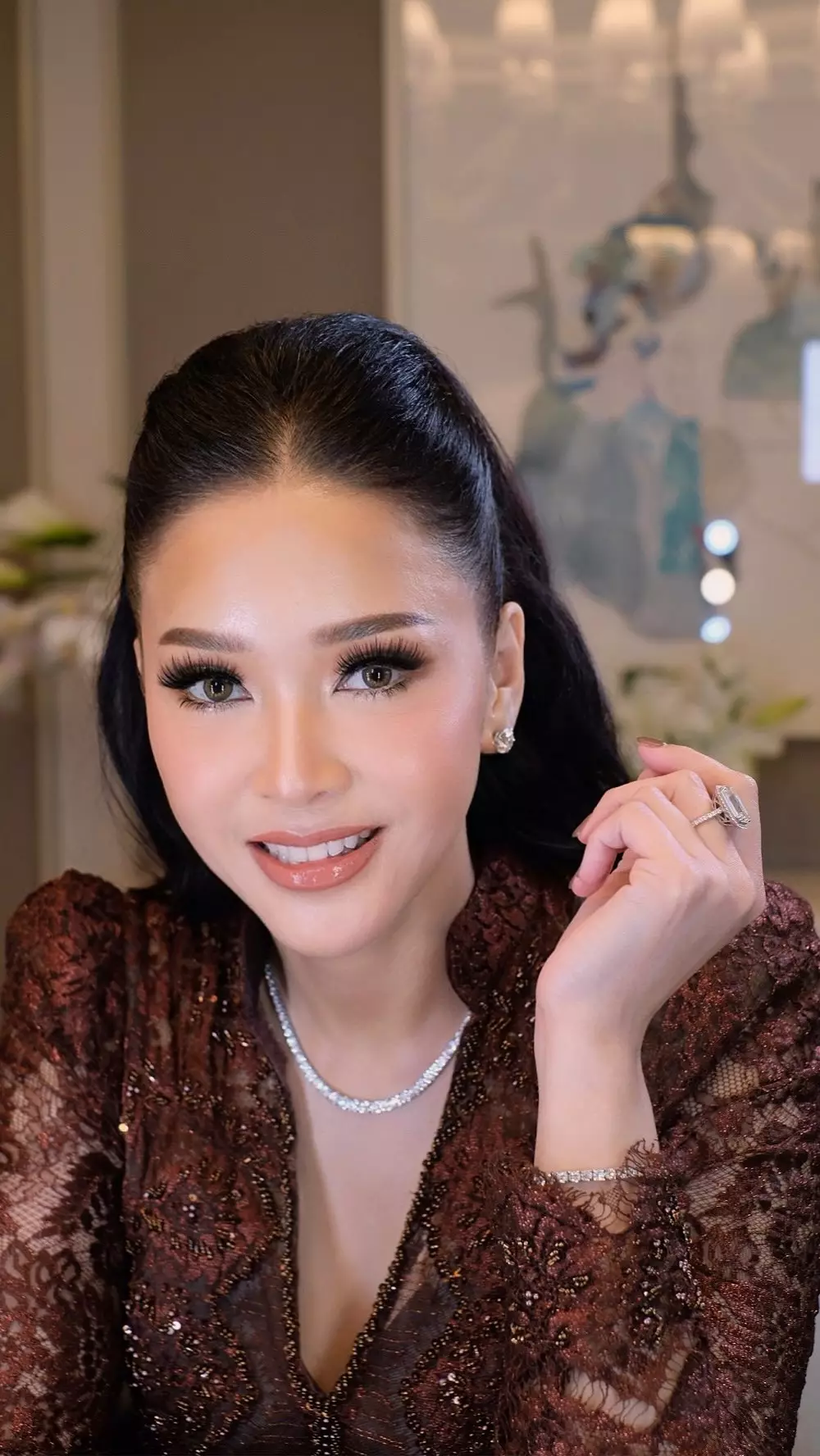 Detail perhiasan Maia Estianty di pernikahan Al Ghazali © 2025 Instagram Detail perhiasan Maia Estianty di pernikahan Al Ghazali © 2025 Instagram