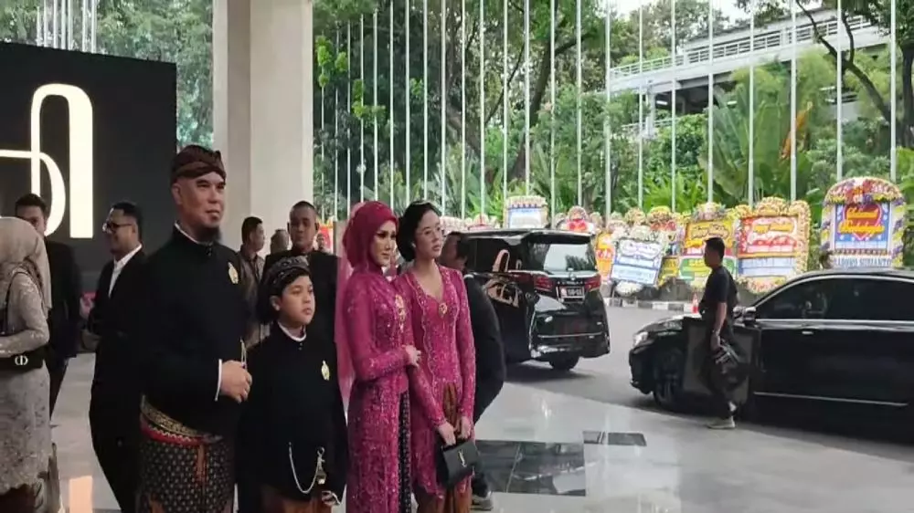 Ahmad Dhani dan Mulan Jameela di acara ngunduh mantu © 2025 brilio.net