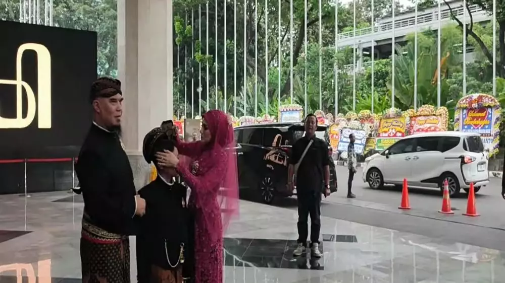 Ahmad Dhani dan Mulan Jameela di acara ngunduh mantu © 2025 brilio.net