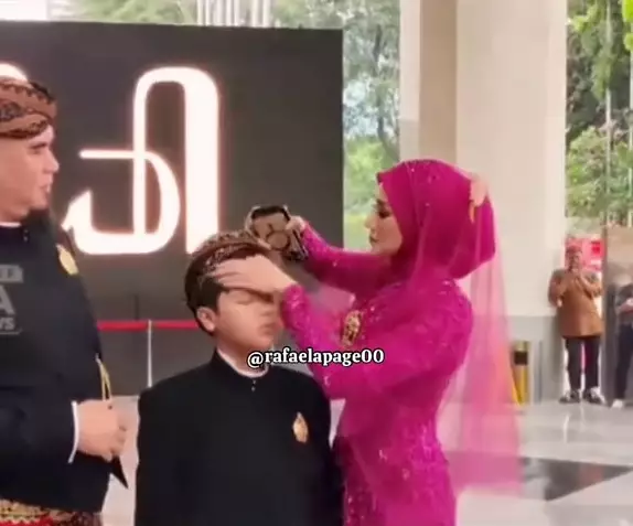 Ahmad Dhani dan Mulan Jameela di acara ngunduh mantu © 2025 brilio.net