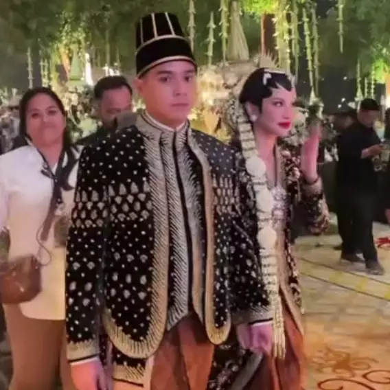 9 Potret Al dan Alyssa di acara ngunduh mantu, tampil elegan dengan busana pengantin adat Jawa Solo