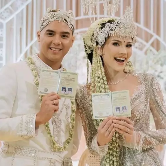 Dekorasi ngunduh mantu Al Ghazali mewah nuansa Jawa, ini 9 potretnya, tampilkan foto lawas bak museum