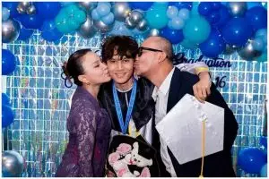 7 Momen wisuda SMA Rizky Langit anak Rossa dan Yoyo Padi, rayakan dengan selfie bareng