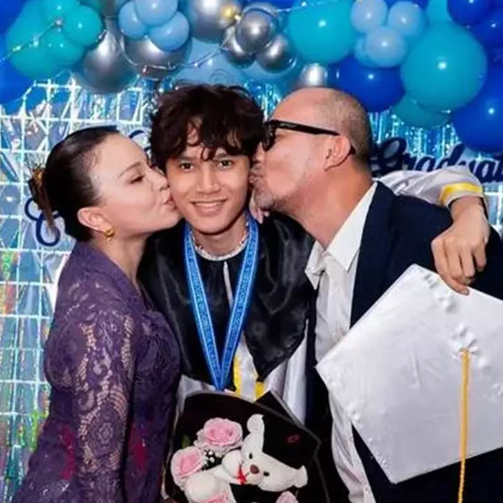 7 Momen wisuda SMA Rizky Langit anak Rossa dan Yoyo Padi, rayakan dengan selfie bareng
